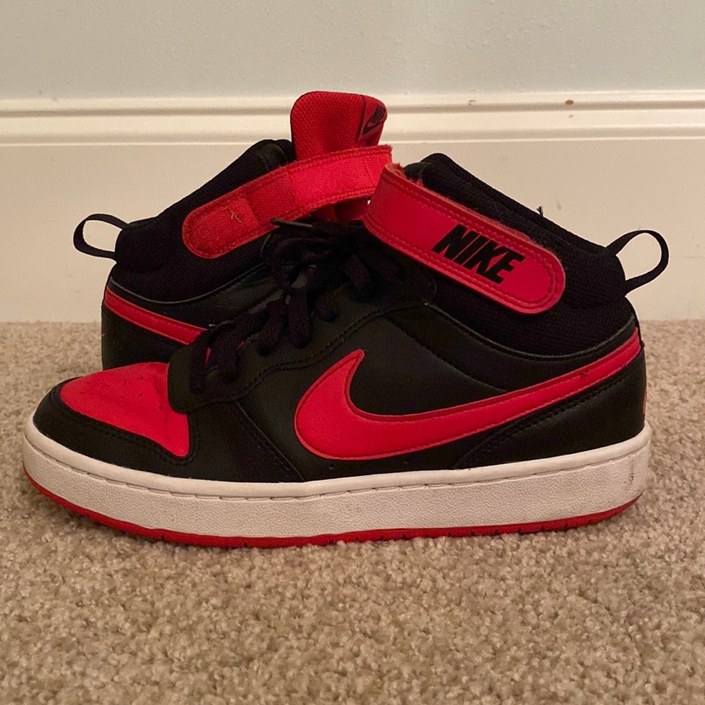 Nike kids Court Borough Mid size 6.5 youth.